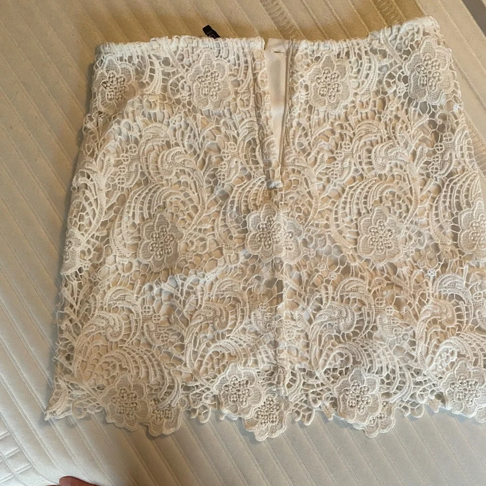 White lace mini skirt, love this piece, well taken care of! - Picture 4 of 5